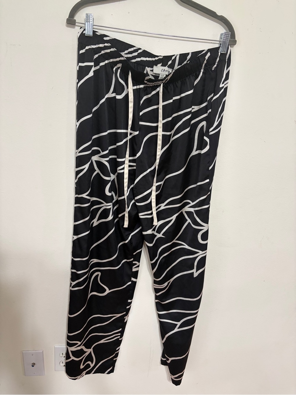 Black & White Printed Pajama Pants - Women